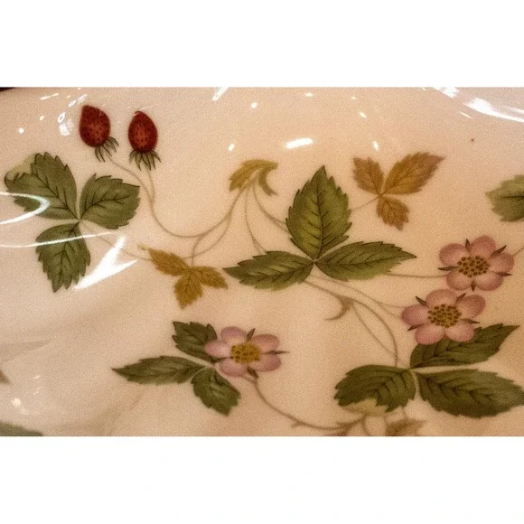 Wedgwood Wild Strawberry Shell Dish with Box | Vintage Bone China Trinket Dish - Picture 6 of 16